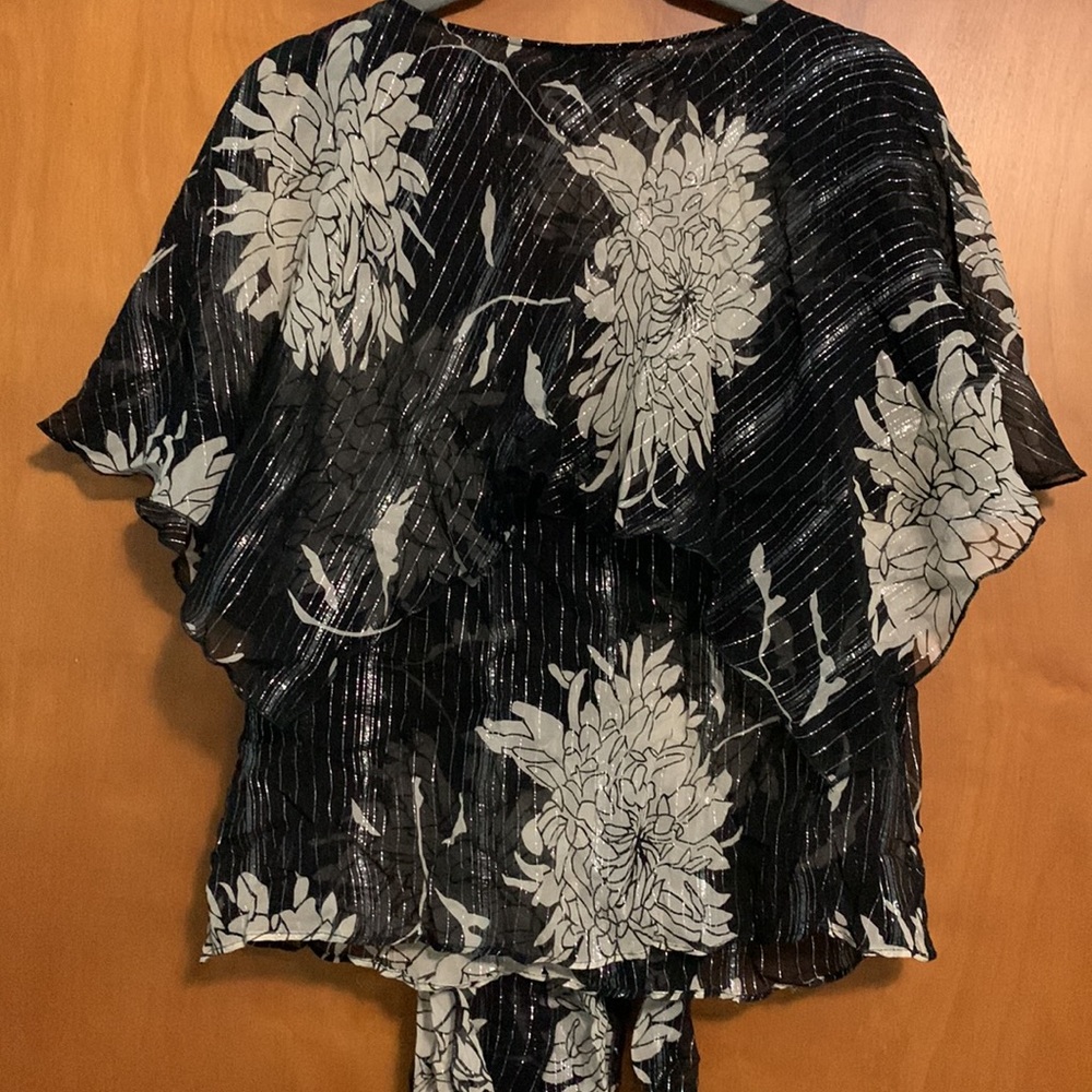 Adorable top! - Picture 4 of 9